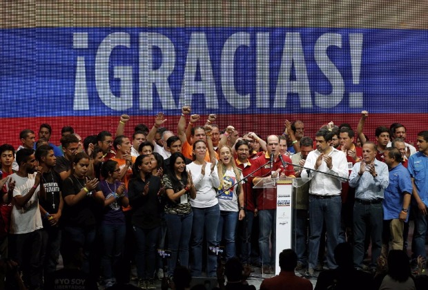 Opositores comemoram resultado do plebiscito em Caracas; em telo, eles agradecem participao