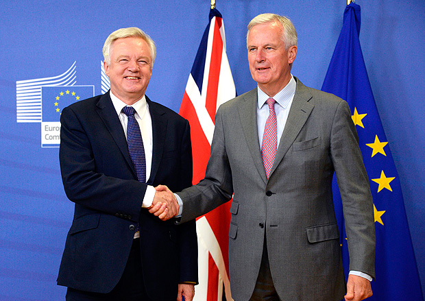 Negociador britnico do 'brexit', David Davis, cumprimenta o representante europeu, Michel Barnier