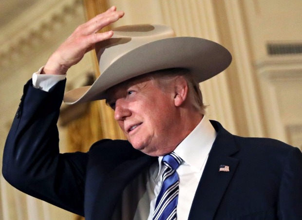 O presidente Donald Trump experimenta chapu em feira de produtos americanos na Casa Branca
