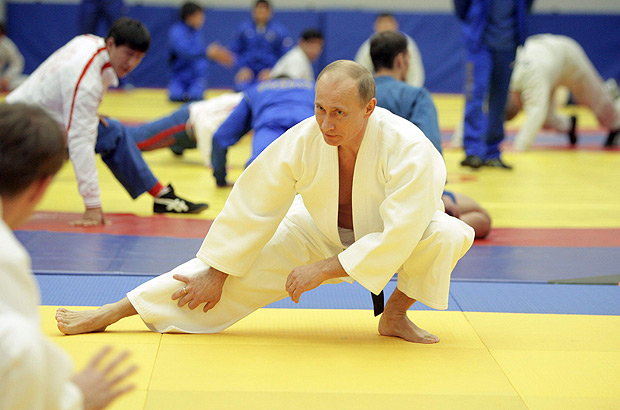 ORG XMIT: MOS99 Russia's Prime Minister Vladimir Putin takes part in a judo training session at the Moscow sports complex in St. Petersburg December 22, 2010. Putin was given tips on pushing his hips forward and how to use his left hand by his long-time judo coach during a sparring session on Wednesday. Picture taken December 22, 2010. REUTERS/Alexsey Druginyn/RIA Novosti/Pool (RUSSIA - Tags: POLITICS SPORT JUDO IMAGES OF THE DAY) THIS IMAGE HAS BEEN SUPPLIED BY A THIRD PARTY. IT IS DISTRIBUTED, EXACTLY AS RECEIVED BY REUTERS, AS A SERVICE TO CLIENTS
