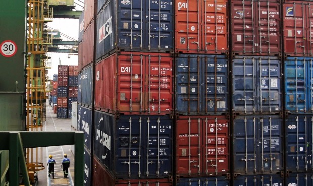 Contêineres no porto de Santos; comércio exterior no Brasil equivale a somente 25% do PIB nacional