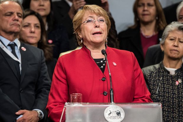 A presidente de centro-esquerda do Chile, Michelle Bachelet, durante discurso em Santiago
