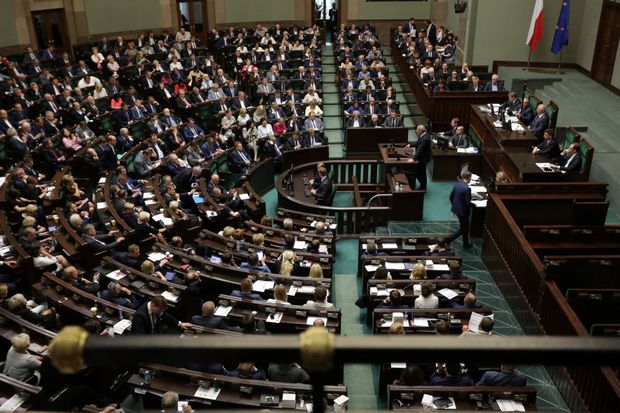 Parlamento polons durante votao que reduz a independncia do Judicirio no pas