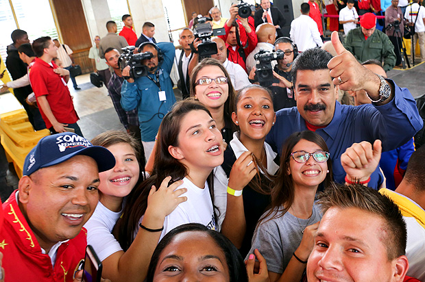 (170720) -- CARACAS, julio 20, 2017 (Xinhua) -- Imagen cedida por la Presidencia de Venezuela, del presidente venezolano, Nicols Maduro (d-atrs), reacciona durante un acto con la juventud llevado a cabo en Caracas, capital de Venezuela, el 20 de julio de 2017. El presidente venezolano, Nicols Maduro, inform el jueves que 