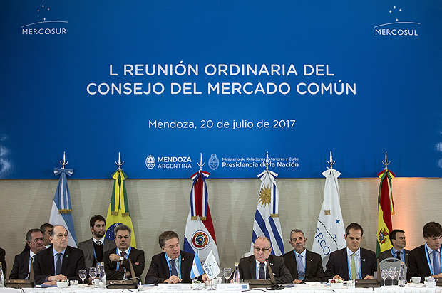 (170720) -- MENDOZA, julio 20, 2017 (Xinhua) -- El ministro de Relaciones Exteriores de Argentina, Jorge Faurie (c-d), encabeza junto al ministro de Hacienda de Argentina, Nicols Dujovne (c-i), la reunin de cancilleres y ministros de hacienda en el marco de la Cumbre de Jefes de Estado del Mercado Comn del Sur (Mercosur) y Estados Asociados, en la ciudad de Mendoza, Argentina, el 20 de julio de 2017. El Mercosur celebrar el 20 y 21 de julio su cumbre semestral en la ciudad argentina de Mendoza, al pie de la Cordillera de los Andes, donde el pas anfitrin entregar la presidencia rotativa del bloque a Brasil. En el encuentro participarn Argentina, Brasil, Paraguay y Uruguay, miembros fundadores del bloque creado en 1994. Tambin estarn presentes Bolivia, pas que est en proceso de adhesin, y Chile, ambos en carcter de asociados, y Mxico, en rol de pas invitado. Venezuela, en cambio est "suspendida" desde diciembre. (Xinhua/Martn Zabala) (mz) (jg) (ah)