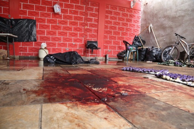 Mancha de sangue ao lado do corpo de traficante morto em Tlhuac, na Cidade do Mxico, na quinta
