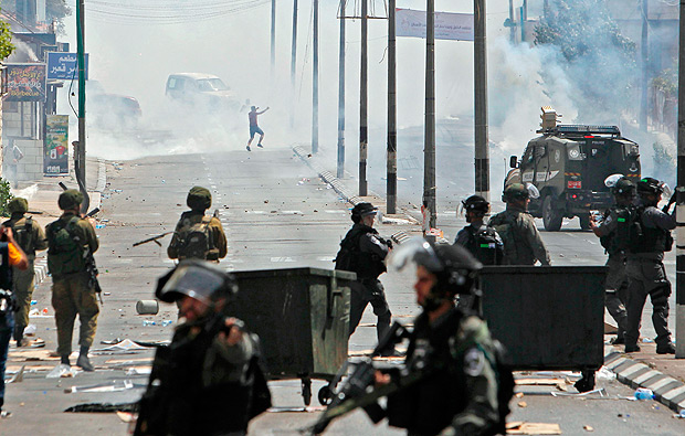 Palestinos entram em confronto com policiais israelenses aps restrio no acesso  Cidade Velha