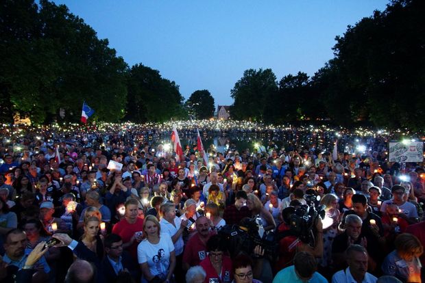 Manifestantes protestam contra projeto que reduz a independncia da Justia em Varsvia, na Polnia