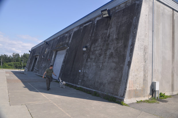 Bunker de armazenamento e lançamento de mísseis nucleares que era usado durante a Guerra Fria e hoje está desativado, no Kincaid Park, em Anchorage, Alasca Foto: Isabel Fleck/ Folhapress ***DIREITOS RESERVADOS. NO PUBLICAR SEM AUTORIZAO DO DETENTOR 