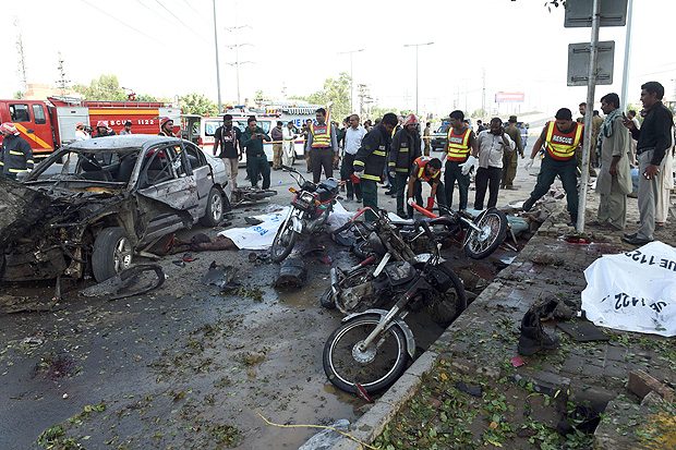 Equipes resgatam corpos aps exploso em Lahore, no Paquisto