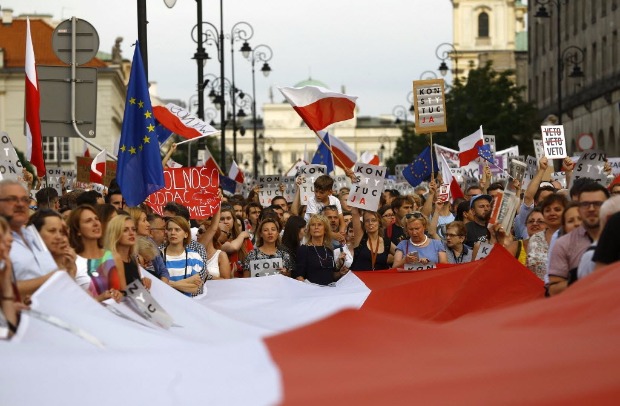 Manifestantes protestam contra reforma do Judicirio em Varsvia, na Polnia, nesta segunda-feira (24)