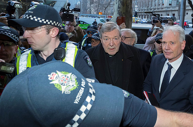 Vatican Treasurer Cardinal George Pell is surrounded by Australian police and members of the media as he arrives at the Melbourne Magistrates Court in Australia, July 26, 2017. REUTERS/Mark Dadswell TPX IMAGES OF THE DAY ORG XMIT: DBG253
