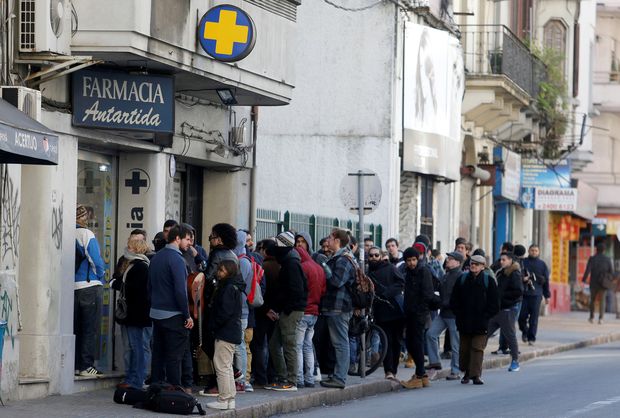 Uruguaios fazem fila para comprar maconha no 1º dia da venda para fins recreativos em farmácias do país 