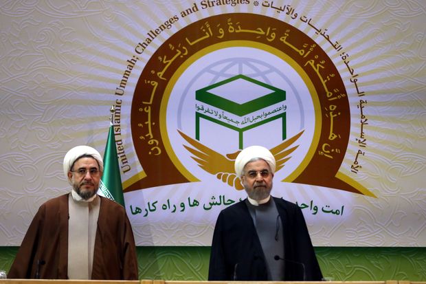 O clrigo iraniano Mohsen Araki ( esq.) e o aiatol Ali Khamenei, lder supremo do Ir, em Teer