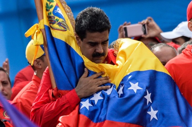 Maduro abraa bandeira da Venezuela em comcio para a Constituinte; governo probe protestos 