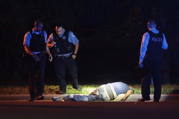Policiais inspecionam corpo de homem baleado e morto em Chicago; mortes por armas crescem 37%