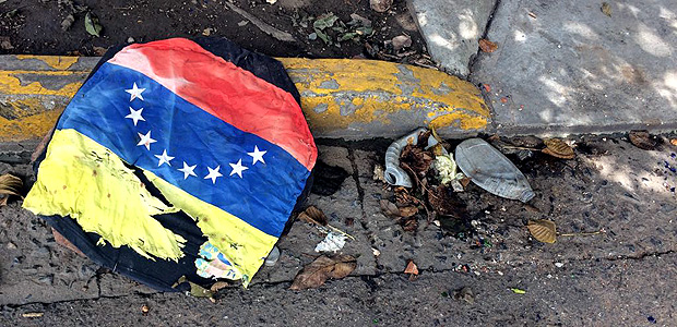 Manchas de sangue e panos rasgados so vistos em calada do bairro Bello Monte, em Caracas, aps confrontos de manifestantes com a Guarda Nacional Bolivariana