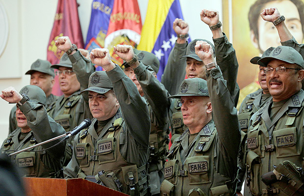 O ministro da Defesa da Venezuela, Padrino Lpez (ao microfone), participa de entrevista coletiva com outros oficiais do alto comando do pas