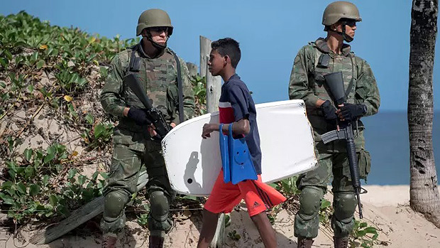 No 'Financial Times', soldados ocupam Rio