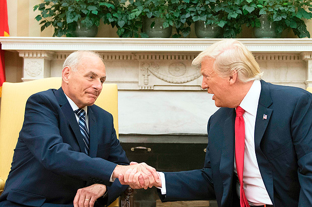 TOPSHOT - US President Donald Trump (R) shakes hands with newly sworn-in White House Chief of Staff John Kelly at the White House in Washington, DC, on July 31, 2017. US President Trump on July 28, 2017 announced via Twitter that he had picked Kelly to replace outgoing chief of staff Reince Priebus, rumored for weeks to be on the verge of being sacked. The chief of staff traditionally manages the president's schedule and is the highest ranking White House employee, deciding who has access to the president. / AFP PHOTO / JIM WATSON ORG XMIT: JIM007