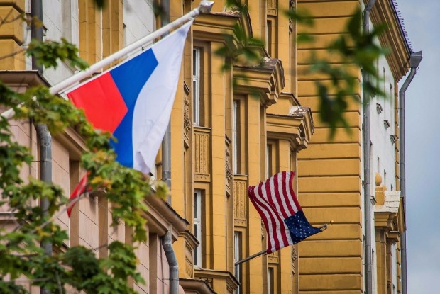 Bandeira russa  hasteada ao lado da embaixada dos EUA em Moscou; 755 diplomatas so expulsos