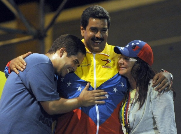 Maduro aparece ao lado do filho, Nicols e da mulher, Cilia Flores, no fechamento da campanha de 2013