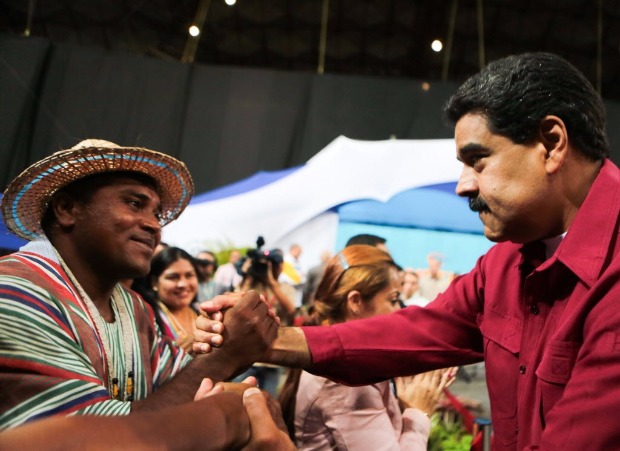 O presidente da Venezuela, Nicols Maduro, sada um dos indgenas eleitos para a Constituinte