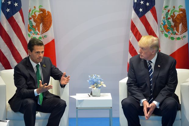 Os presidentes Enrique Pea Nieto ( esq.) e Donald Trump conversam durante o G20, em Hamburgo, em julho