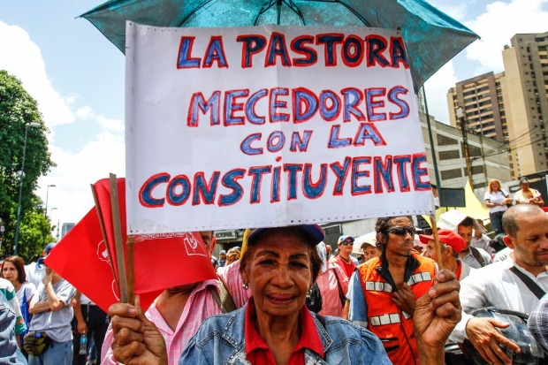 Manifestante aliada ao presidente Nicols Maduro participa de ato em apoio ao CNE em Caracas