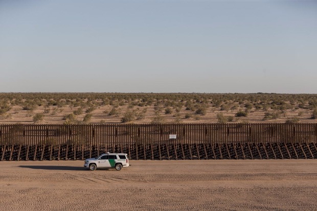 Carro da Patrulha de Fronteira passa pelo muro que separa Calexico, na Califrnia, da mexicana Mexicali