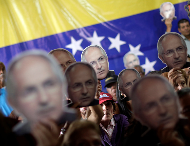 People hold portraits of opposition leader Antonio Ledezma during a news conference at the Venezuelan coalition of opposition parties (MUD) headquarters in Caracas, Venezuela August 1, 2017. REUTERS/Ueslei Marcelino ORG XMIT: MBH56