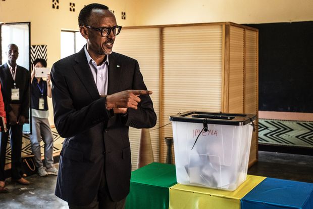 O presidente de Ruanda, Paul Kagame, chega em local de votação da eleição desta sexta (4), em Kigali