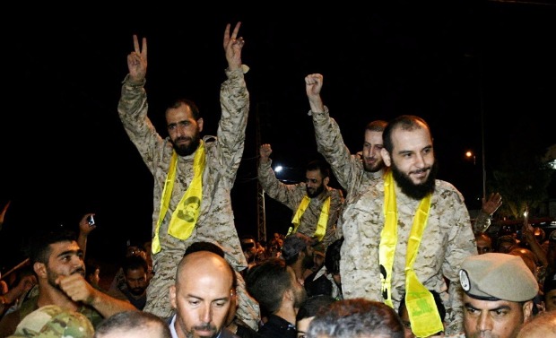 Integrantes do Hizbullah comemoram sua libertao aps cessar-fogo com filial sria da Al Qaeda