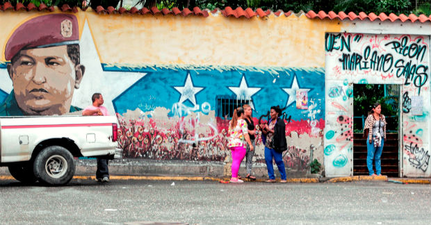 Pintura com o rosto de Hugo Chvez em fachada de escola pblica em Petare, Caracas