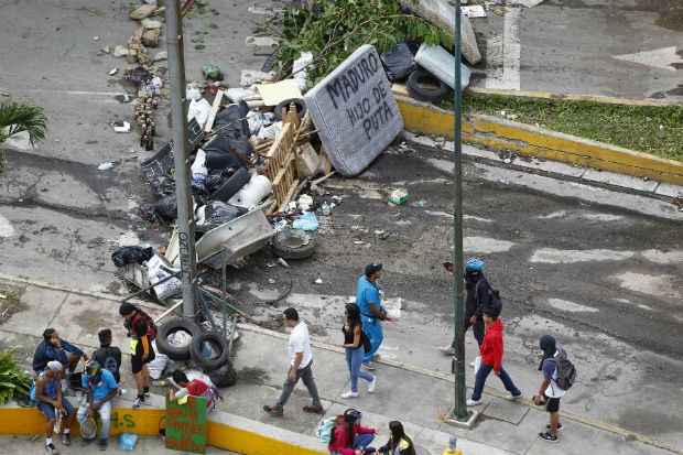 Aps manifestao, pessoas cruzam barricada em Caracas