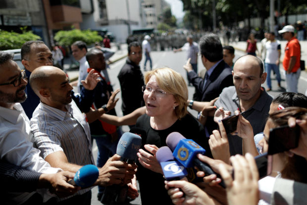 A procuradora-geral da Venezuela, Luisa Ortega Diaz, concede entrevista aps ser impedida de entrar no Ministrio Pblico; logo depois, a Assembleia Constituinte decidiu destituir a Luisa do cargo 