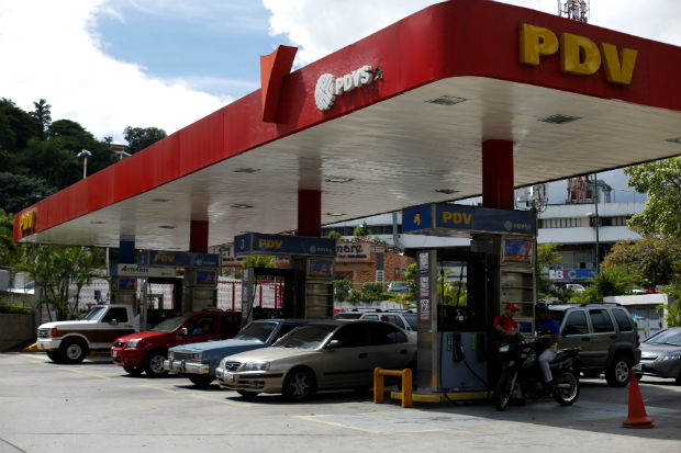 Veculos abastecem em posto de combustvel da petroleira estatal PDVSA em Caracas