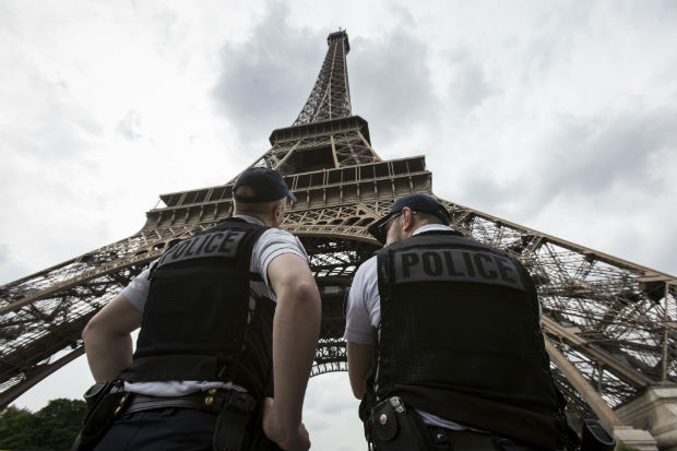 Policiais realizam patrulha na Torre Eiffel, que foi fechada mais cedo neste sbado (5) aps a priso de um homem armado com faca