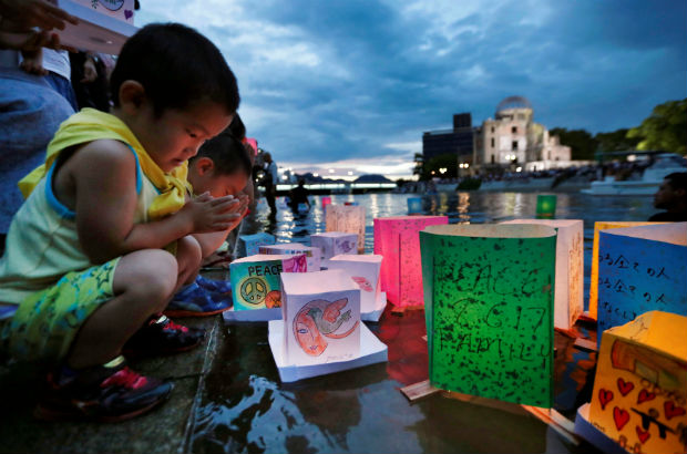 Crianas realizam orao perto do rio Motoyasu, em lembrana das vtimas no 72 ano da exploso da bomba atmica em Hiroshima, no Japo