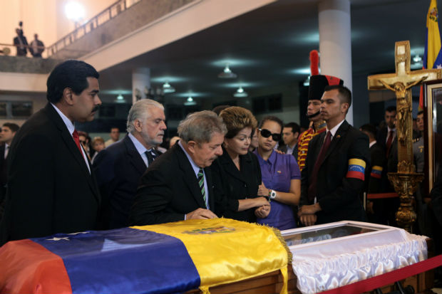 Acompanhados de Nicols Maduro, o ex-presidente Luiz Incio Lula da Silva e a ento presidente Dilma Rousseff prestam ltima homenagem ao presidente venezuelano Hugo Chvez, durante seu enterro na Academia Militar em Caracas (Venezuela), em 2013 