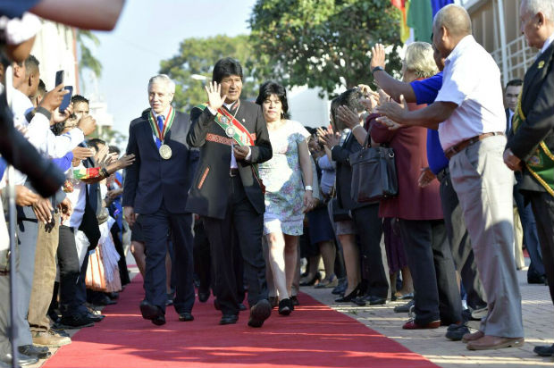 O presidente da Bolvia, Evo Morales, acomapnhado de seu vice, Alvaro Garca Linera, participa das celebraes pelo 192 aniversrio da independncia do pas