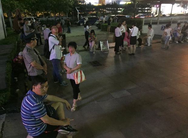 Chineses deixam suas residncias aps terremoto de magnitude 6,5 atingir a China nesta tera (8)