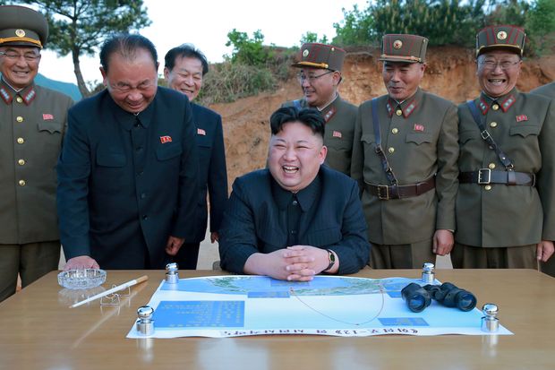 O ditador norte-coreano, Kim Jong-un, sorri após teste com míssil balístico em maio deste ano