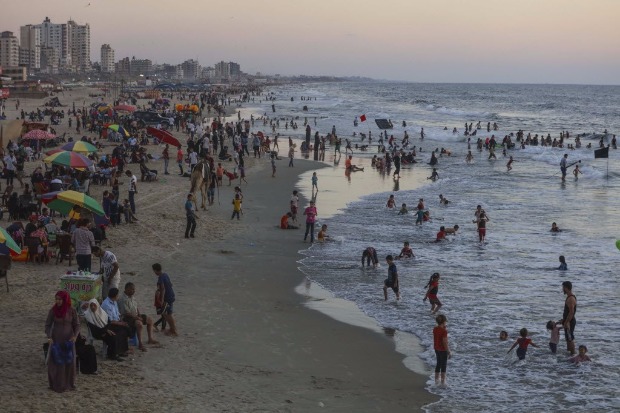 Palestinos visitam praia na faixa de Gaza; mar no território palestino é poluído por esgoto a céu aberto