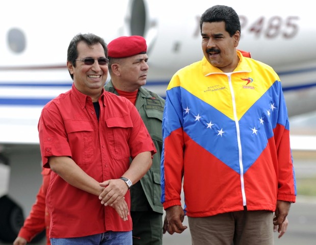 O irmo mais velho de Chvez, Adn, conversa com Nicols Maduro durante campanha em 2013