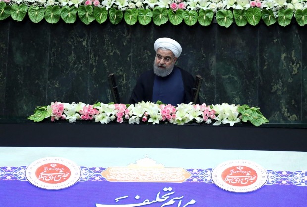 O presidente do Irã, Hasan Rowhani, discursa ao tomar posse para seu segundo mandato em Teerã