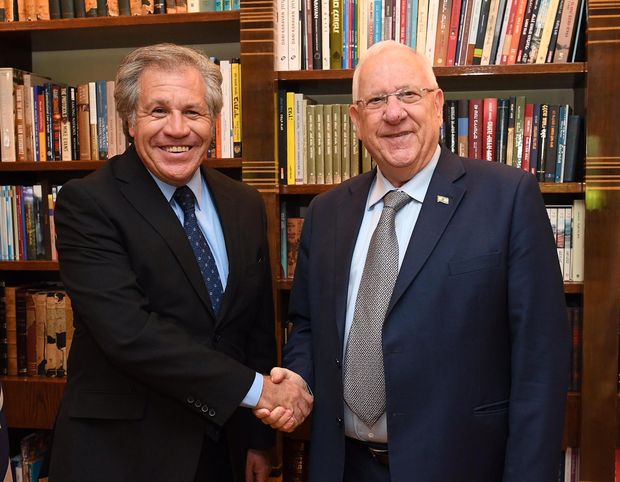 O secretrio-geral da OEA, Luis Almagro, com o presidente de Israel, Reuven Rivlin, em Jerusalm