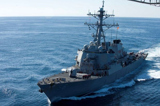 O destrier da Marinha dos Estados Unidos John S. McCain navega em 2010