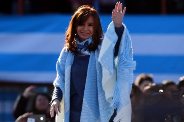 A ex-presidente argentina Cristina Kirchner acena a seus seguidores ao lanar candidatura ao Senado