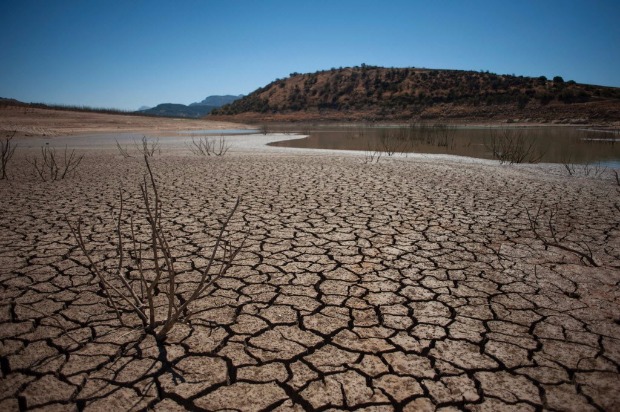 Reservatrio em Guadalteba, no sul da Espanha, est praticamente vazio devido  seca no pas
